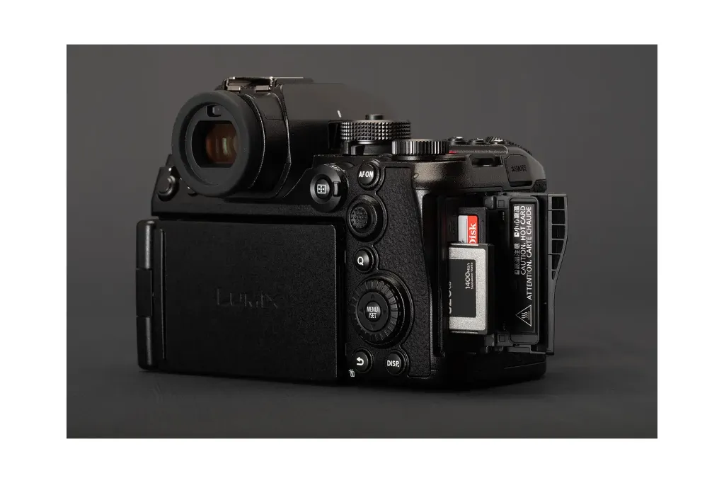 lumix-s1rii-product-2.jpg (1).webp